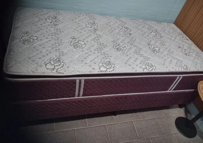 Cama box / Solteiro / Excelente conservação