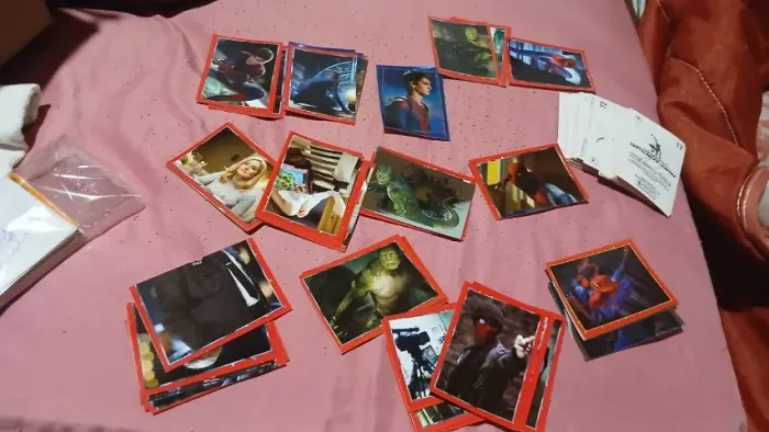 241 cromos - sendo 61 naruto, 80 super homem e 100 homem aranha