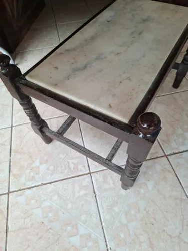 Mesa de Centro em Madeira com Pedra de Mármore - Estilo Clássico