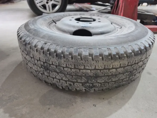 Vendo pneus com rodas para caminhão 3/4
