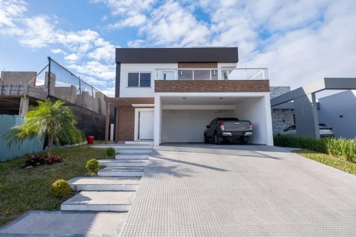 Sobrado de alto padrão no Alphaville Pelotas: 258m², 4 dorms (1 suíte), piscina aquecida,