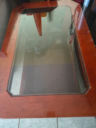 Vende-se excelente centro de mesa em madeira com vidro em excelente estado e sem avarias.