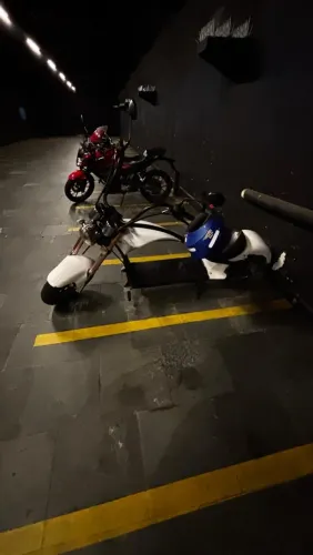 Moto elétrica modelo chopper