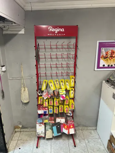 Expositor de produtos Regina com alguns produtos