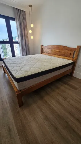 Cama de madeira Teka maciça com colchão Ortobom