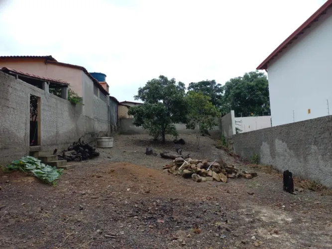 Terreno murado em área residencial no Alto do Renerio em Palmeiras