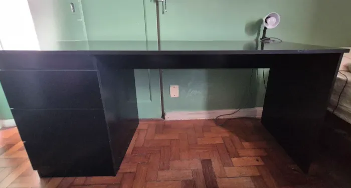 Escrivaninha em MDP preta com gavetas