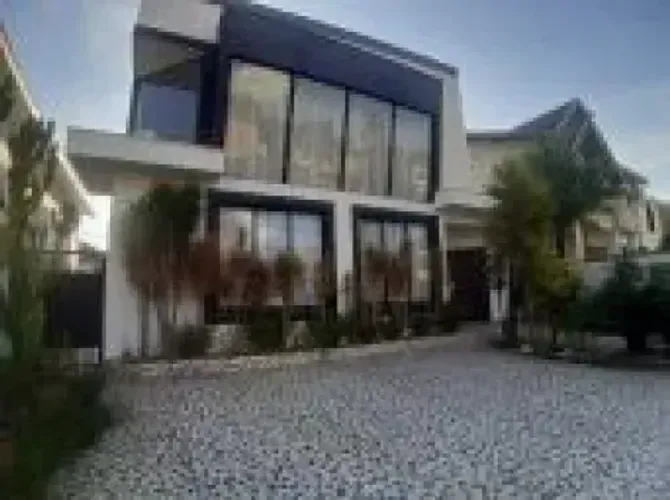 Sobrado com Piscina e 5 Suítes à Venda no Jardim das Colinas | São José dos Campos