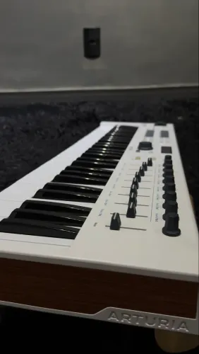     Arturia KeyLab Essential 61 + Capa + Pedal