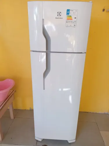 Geladeira semi nova. 4 meses de uso. E infelizmente não faço entrega