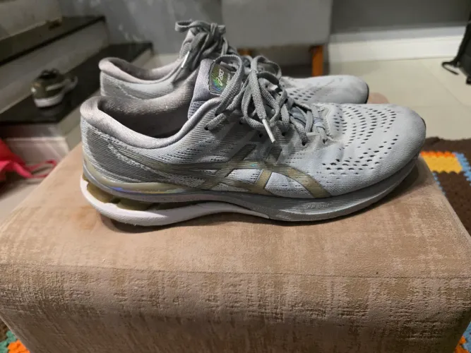 tênis asics kayano cinza
