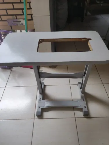 Mesa para máquina de costura