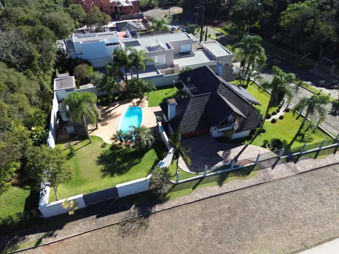 CASA COM 5 DORMITÓRIOS, 2 VAGAS, 226M² ÁREA PRIVATIVA À VENDA EM JARDIM DO ALTO