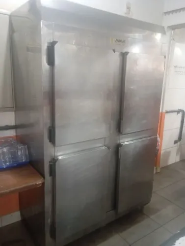 Vende geladeira industrial.