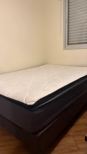 Vendo uma cama box com colchão de molas.