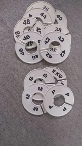 11 tags de tamanhos com os tamanhos M,P,G,EXG com os tamanhos do 36 ao 48