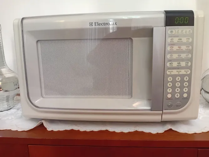 Micro-ondas Eletrolux 31 litros 127v tem o prato original funciona bem, só no pix