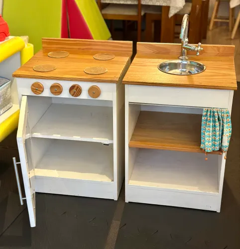 Mini cozinha infantil de madeira (2 módulos) - Ateliê Materno
