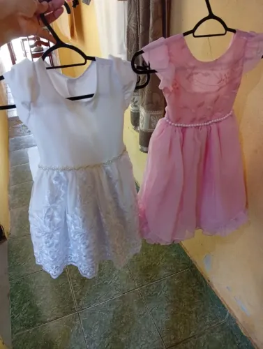 Vestidos de menina 1 ano em estado de novo, usado somente uma vez.