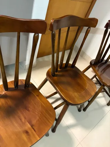 4 cadeiras de madeira