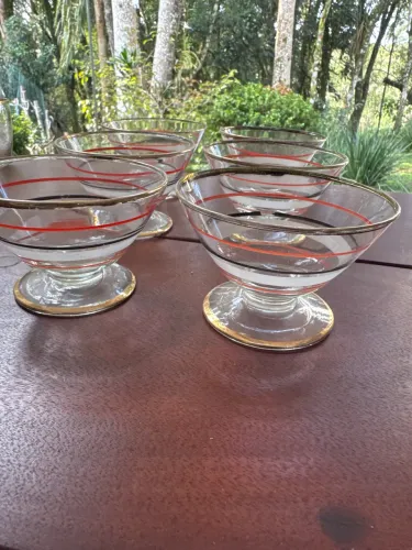 Taça de sobremesa retrô antiguinha