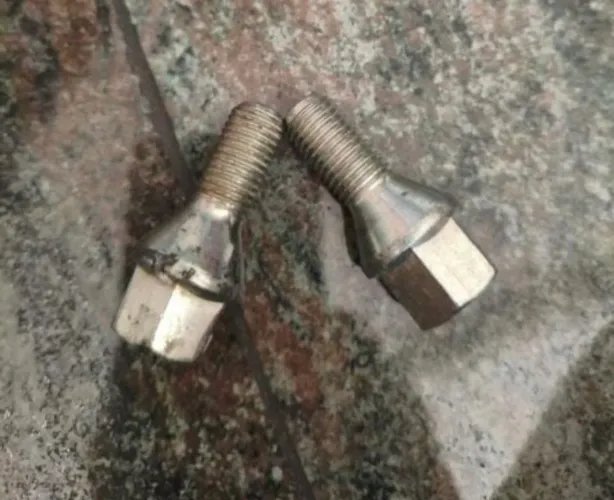 dois parafusos de roda do vectra. codigo * oem.