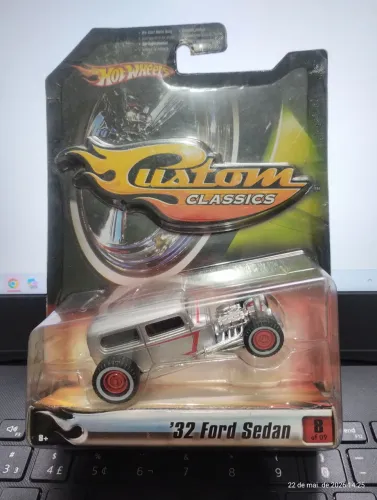 Hot Wheels Custom Classics '32 Ford Sedan 1:50 Pneus Borracha Lacrado