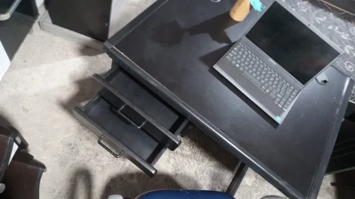 Vendo escrivaninha com cadeira entrego
