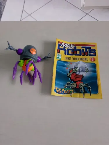 Gibi Max Robits número 9 e boneco.