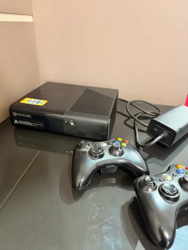 Xbox 360 Usado com mais de 80 jogos bloqueado