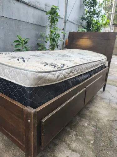 Cama de solteiro madeira maciça com colchão de molas