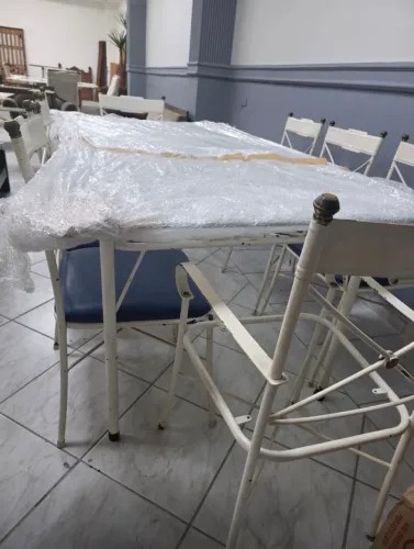 Mesa de jantar com 8 cadeiras, metal e vidro