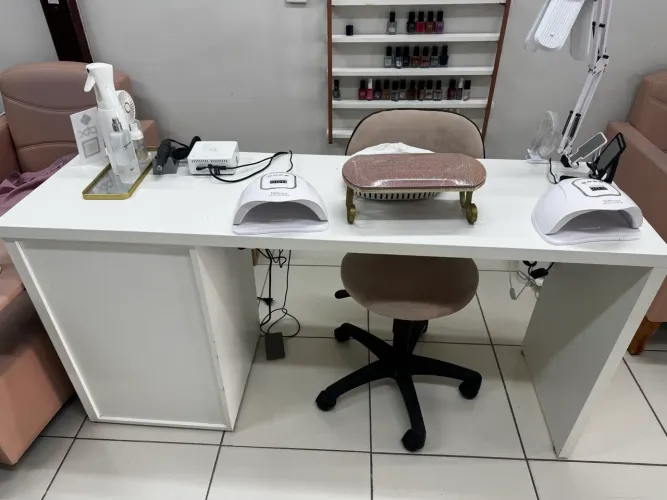 Mesa de atendimento para salão de beleza - R$ 700,00