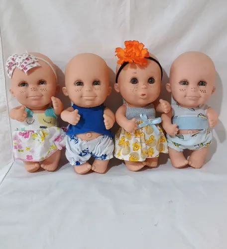 Lote com quatro bonecas de borracha com sardas e expressões faciais