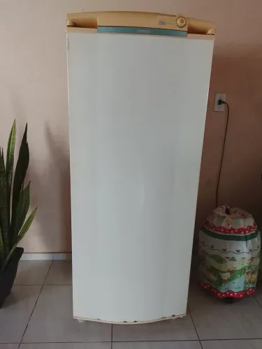 Vende-se uma geladeira