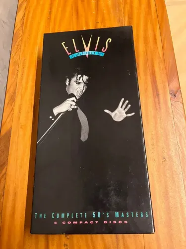 Elvis Presley importado. Box The King rock'in'roll 50's 5 CDs, com livreto. Novo, na caixa
