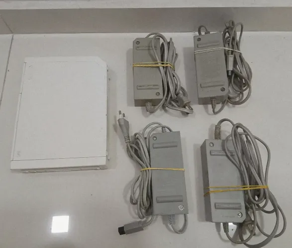 Nitendo wii + 4 fontes ( para retirada de peças )