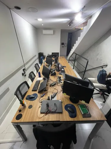 Estação de trabalho / Mesa compartilhada