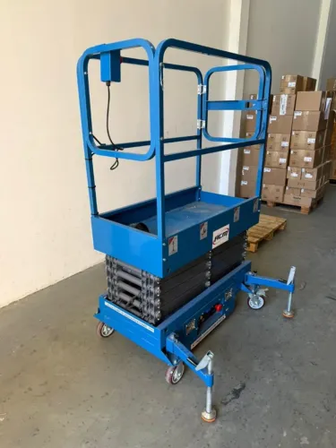 Plataforma Elevatória Elétrica ACM Tools PT02447 ? 240kg ? 4,7m ? Semi-nova
