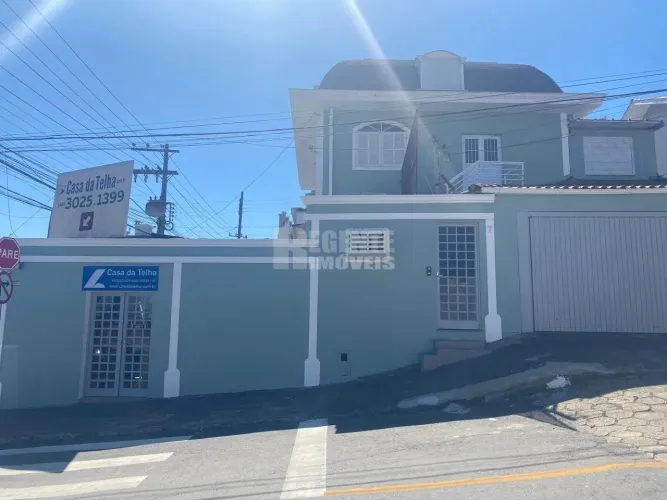 Excelente casa comercial no bairro Saco do Limões!