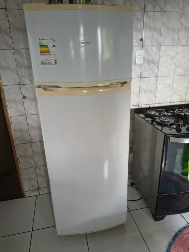 Vendo geladeira Consul funcionando perfeitamente dependendo do lugar entrego