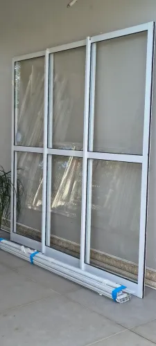 Porta De Correr Alumínio Branco 3 Folhas Mão Amiga (2,33m x 2,14m)