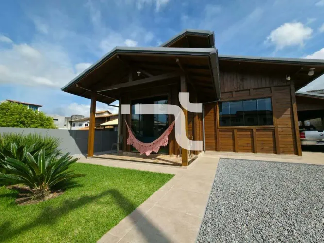 Casa Nova com Piscina a 200 Metros do Mar  Praia do Meio | Pinheira  Palhoça/SC