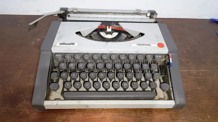 RARIDADE - Máquina de escrever Olivetti Tropical - Funcionando perfeitamente