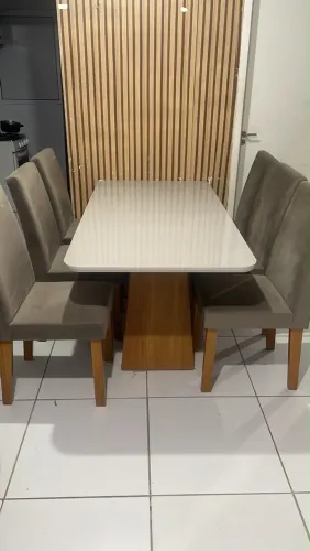 Mesa com 6 cadeiras conservadas