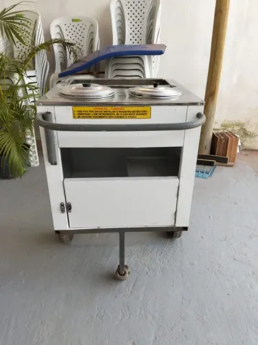 Verdureiro, vitrine de pão, carrinho de cachorro quente.