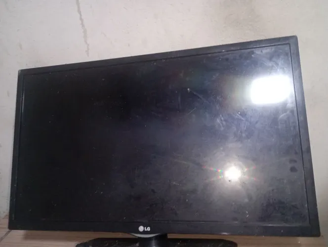 Tv lg LCD 32 não tem controle e nem os pés pegando perfeitamente 