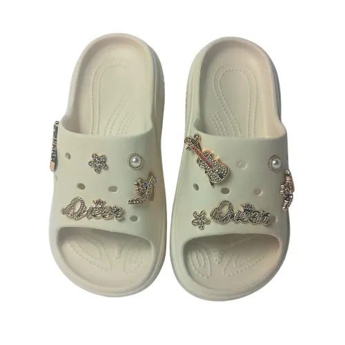 Chinelo confortável com acessórios