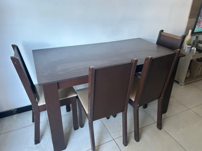 Mesa com 4 cadeiras