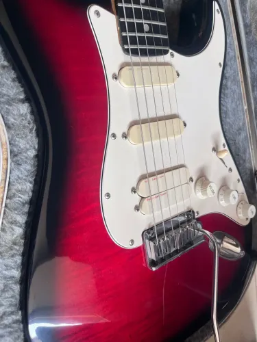 Guitarra Fender Strato American Ultra Deluxe Lace Sensor HSS